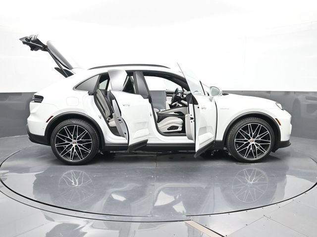 Certified 2025 Porsche Macan Electric RWD image 36