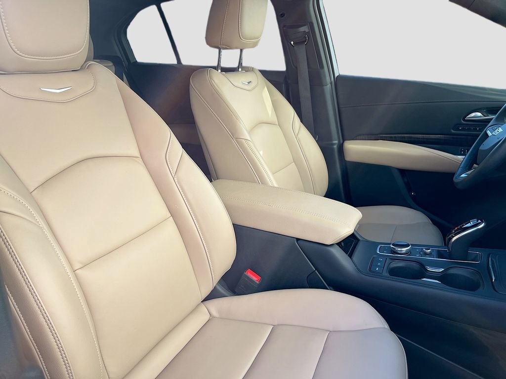 Used 2024 Cadillac XT4 Premium Luxury w/ Cold Weather Package AWD/4WD image 31
