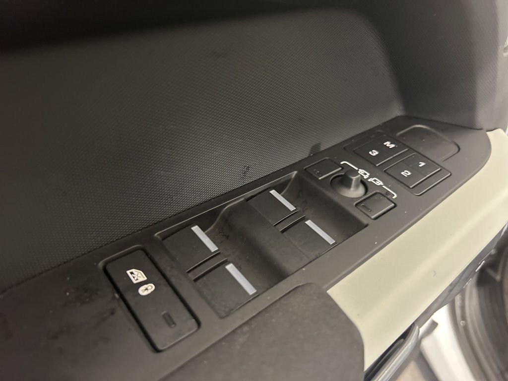 Used 2023 Land Rover Defender 130 SE image 16