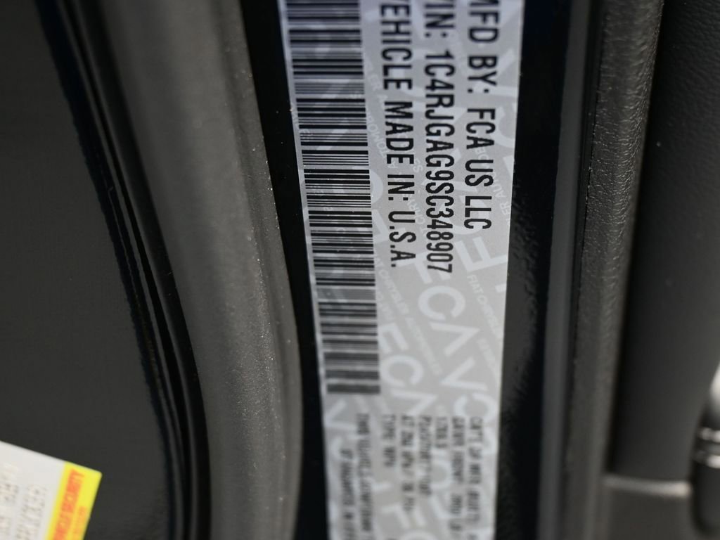 Used 2025 Jeep Grand Cherokee Laredo image 17