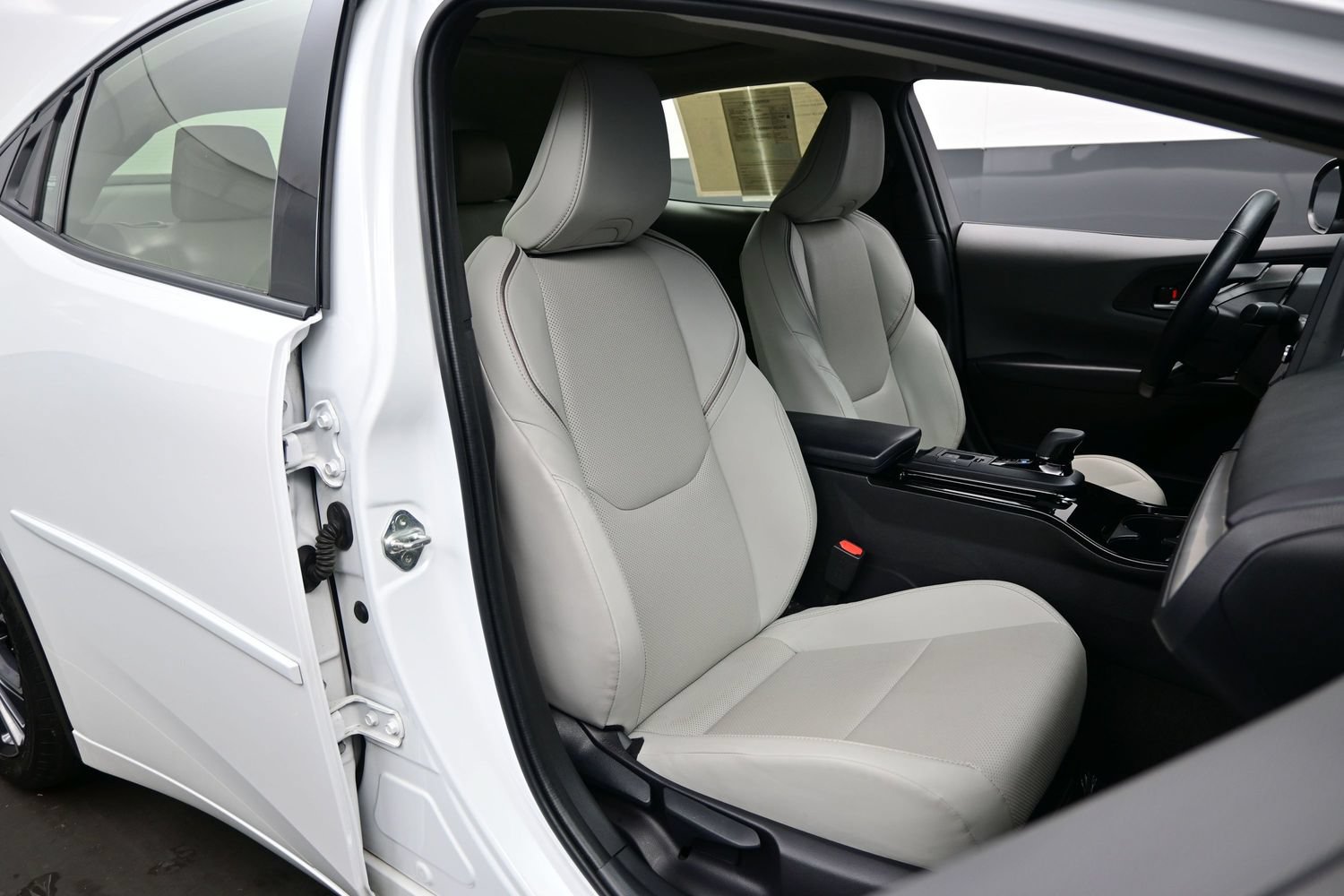 Used 2024 Toyota Prius XLE AWD/4WD image 14
