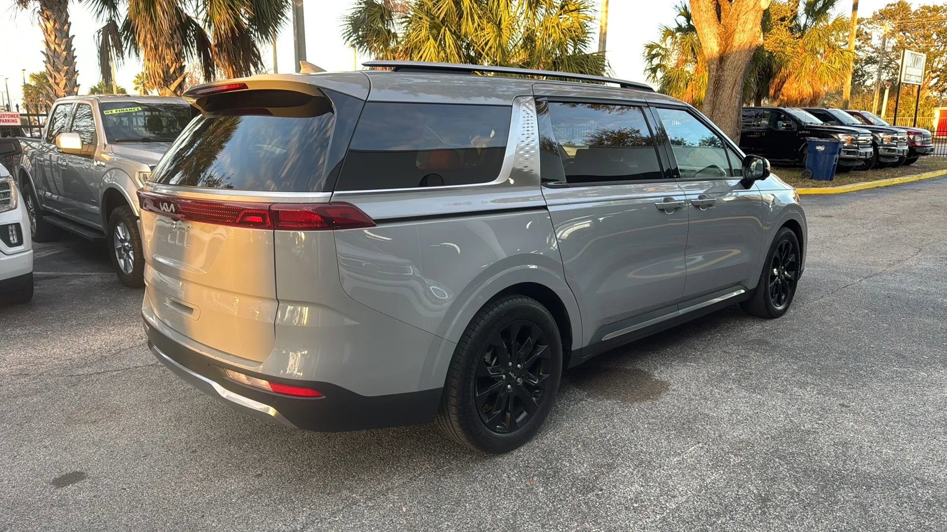 Used 2023 Kia Carnival SX FWD image 7