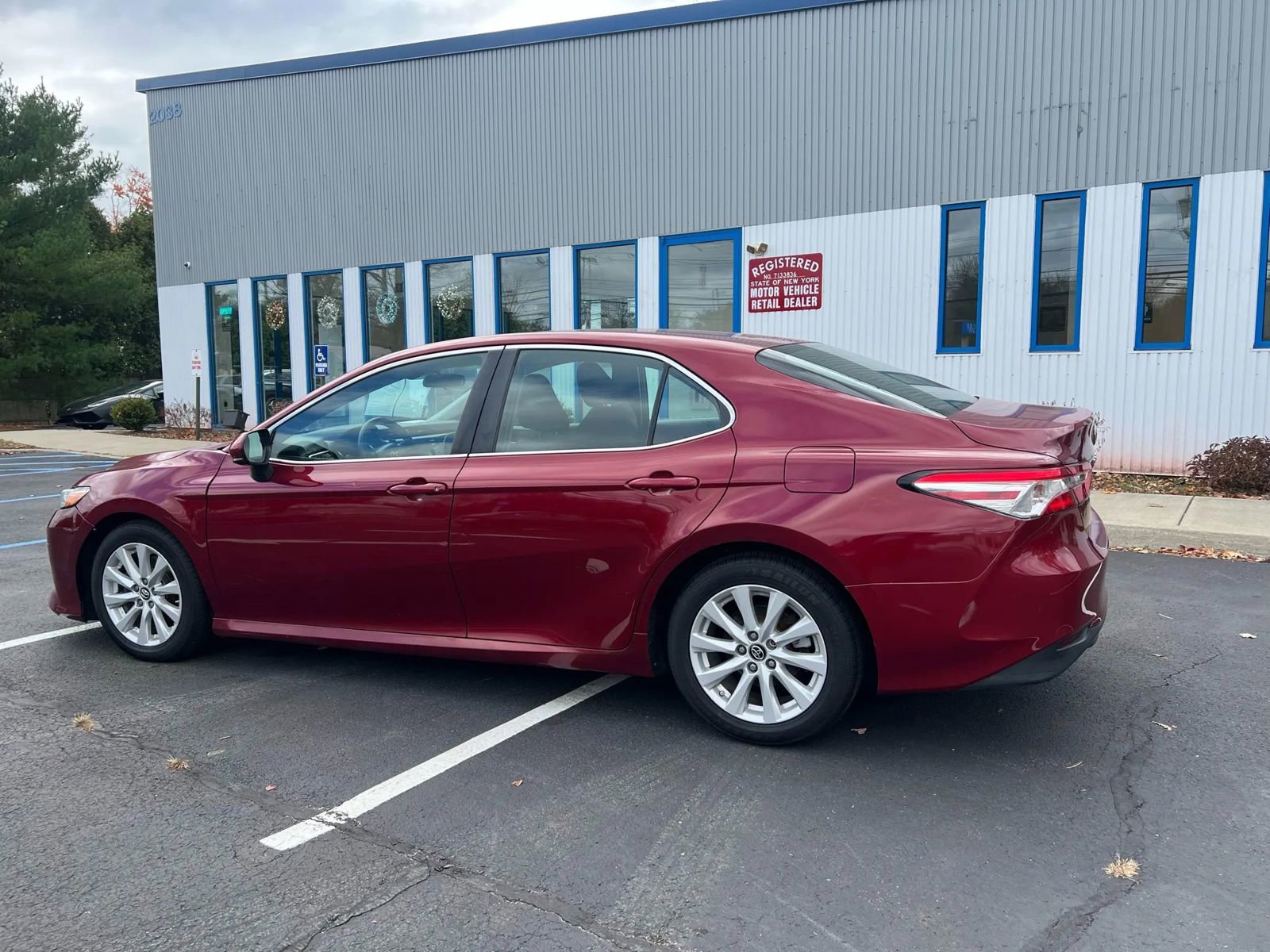 Used 2018 Toyota Camry LE image 3