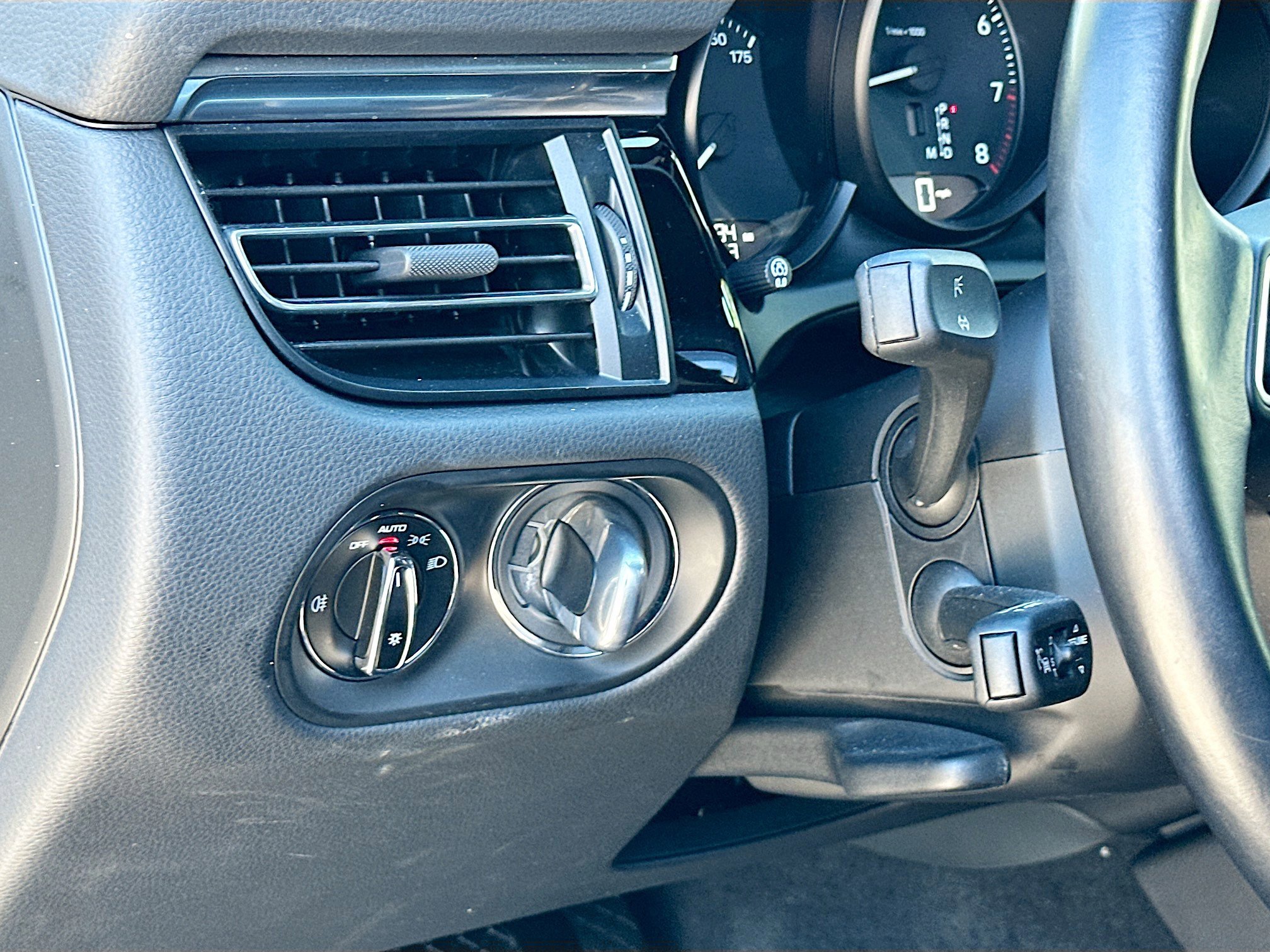 Used 2024 Porsche Macan image 10