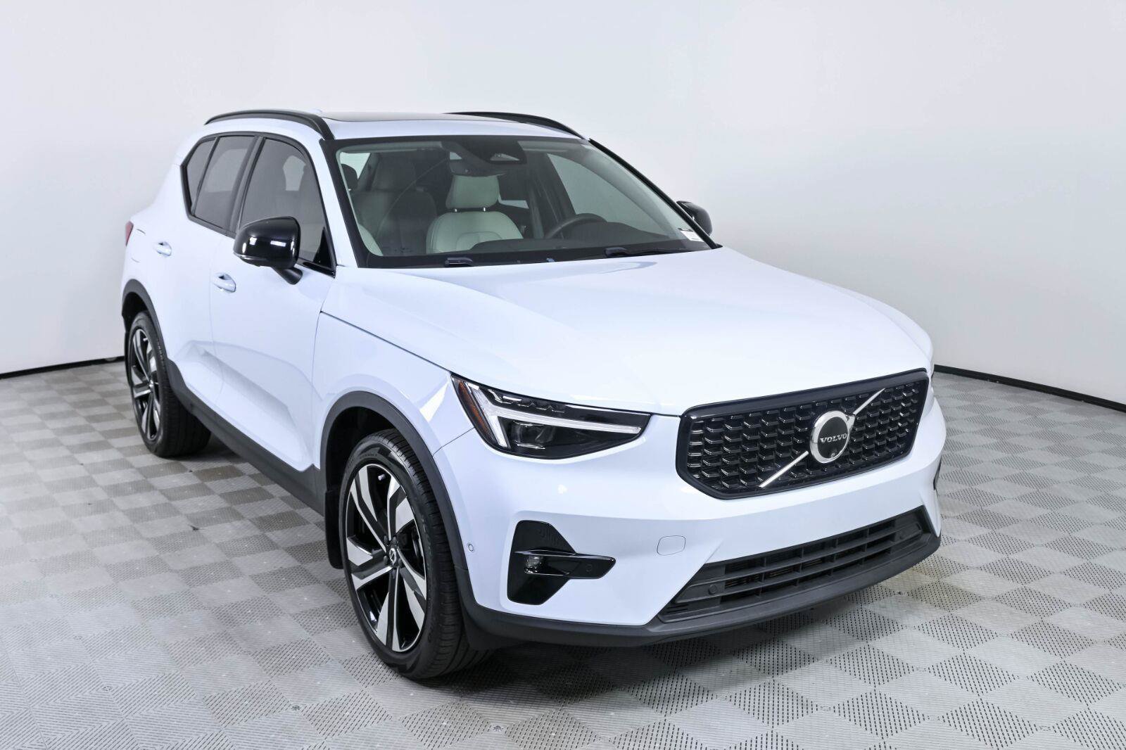 Certified 2024 Volvo XC40 B5 Plus w/ Protection Package Premier AWD/4WD image 25