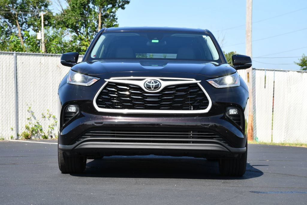 Used 2021 Toyota Highlander LE FWD image 2