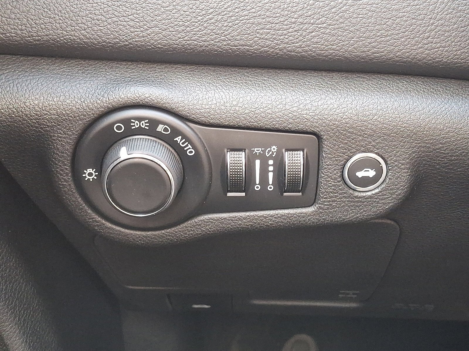 Used 2016 Chrysler 200 Limited w/ Convenience Group image 26
