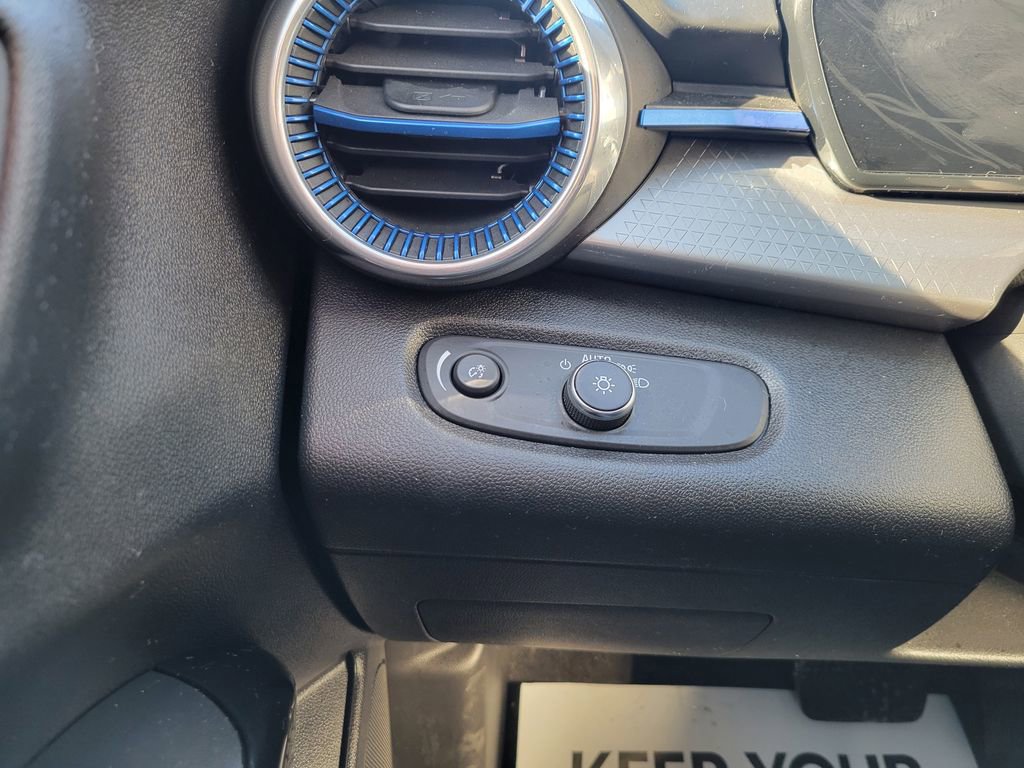 Used 2025 Chevrolet Trax LT w/ LT Convenience Package image 22