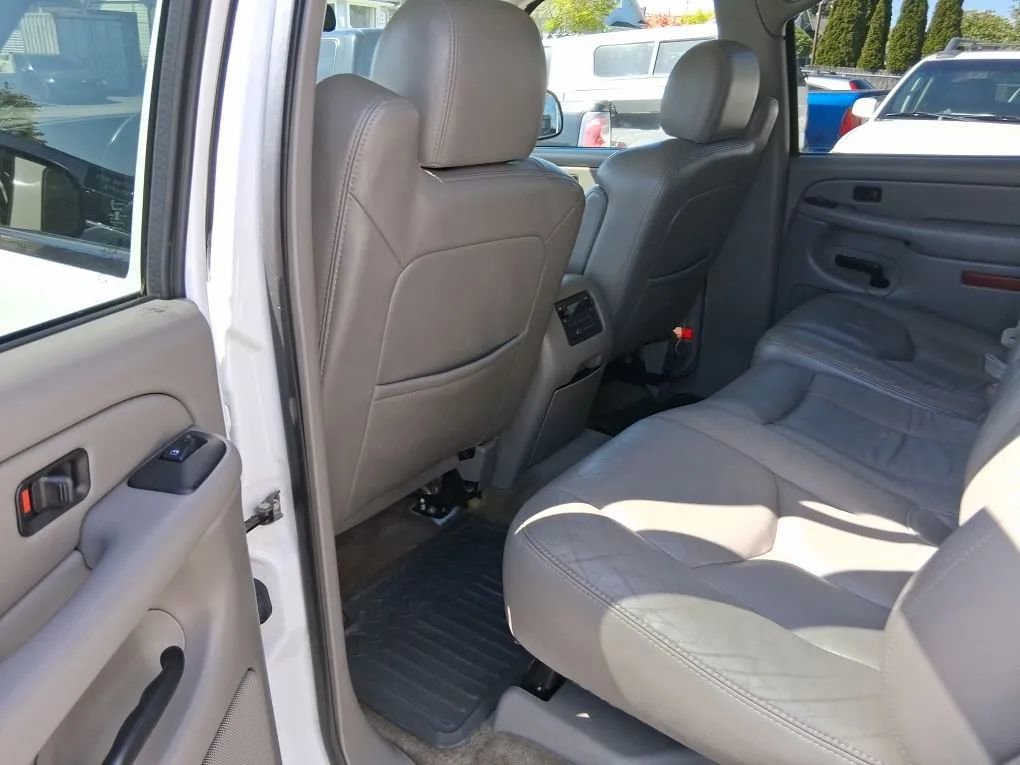Used 2004 Chevrolet Tahoe LT w/ LT Preferred Equipment Group AWD/4WD image 12