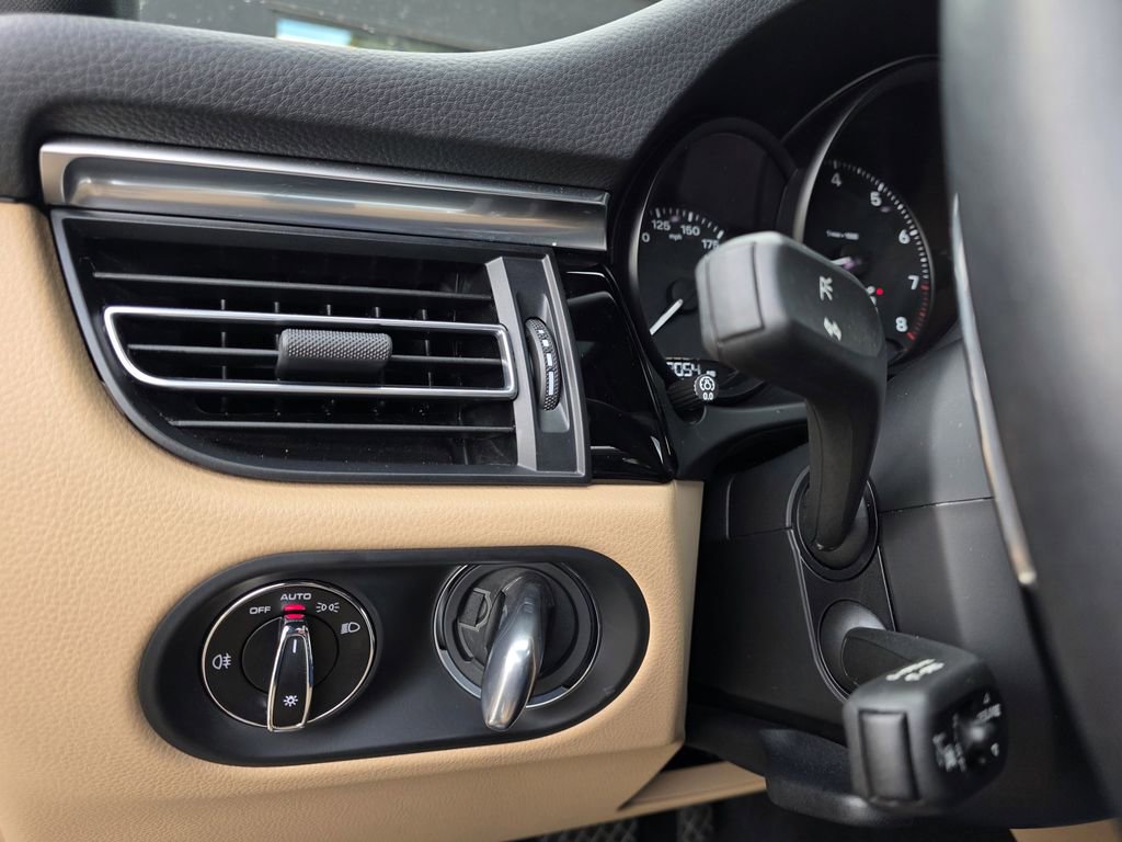 Certified 2023 Porsche Macan Turbo image 23