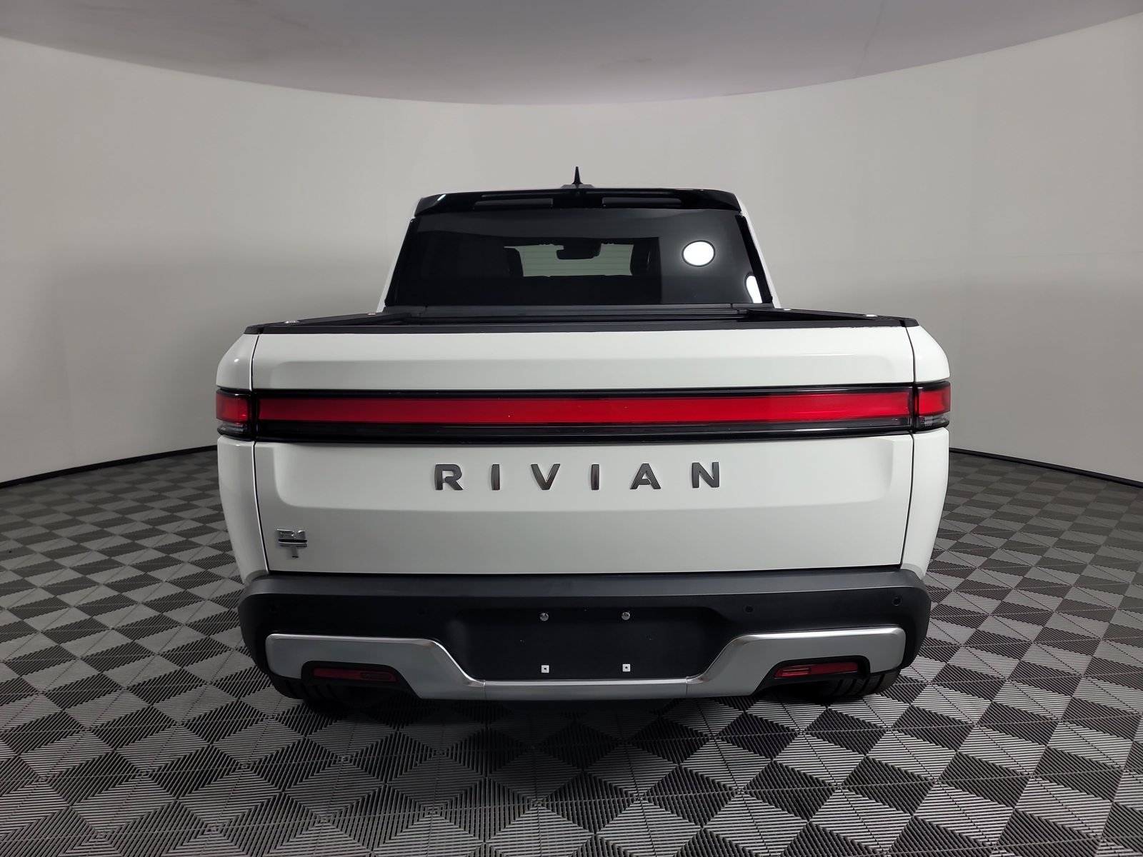 Used 2024 Rivian R1T Adventure Dual AWD/4WD image 4