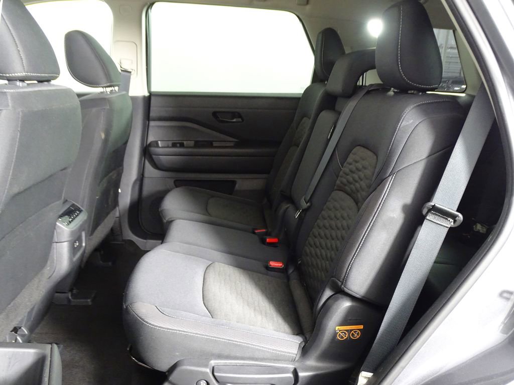 Used 2024 Nissan Pathfinder SV image 11