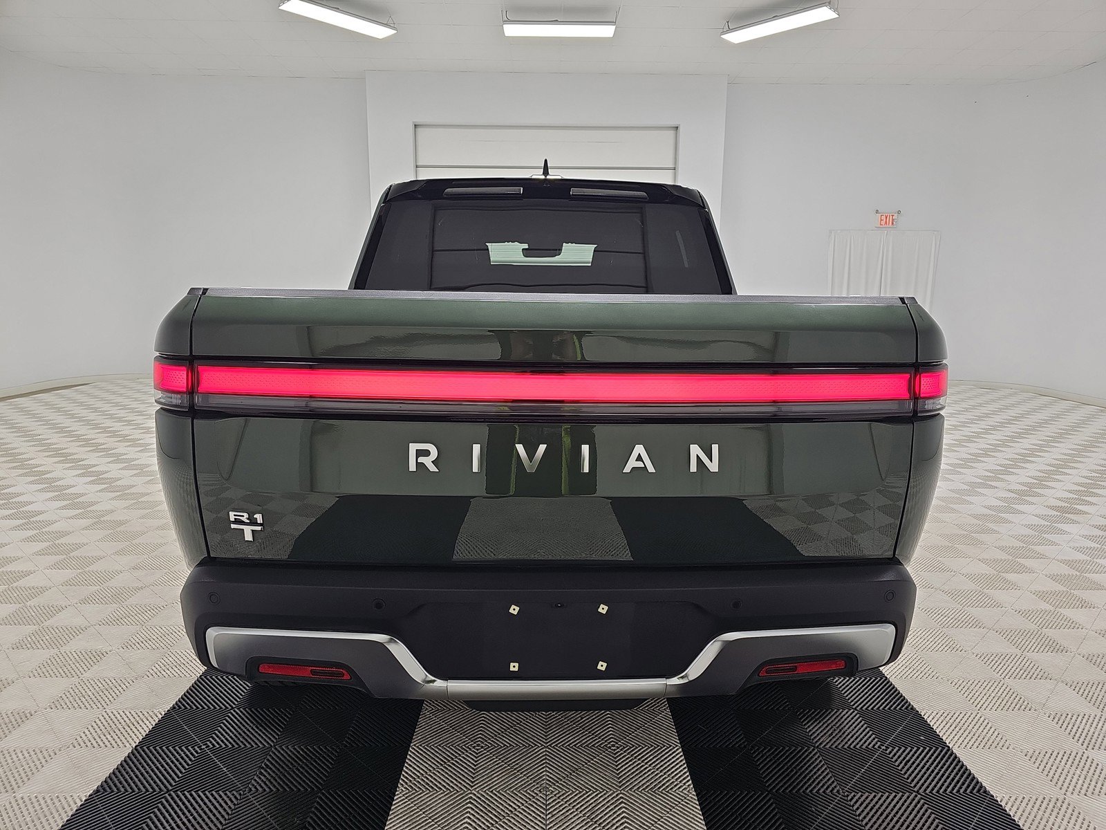 Used 2024 Rivian R1T Adventure AWD/4WD image 4
