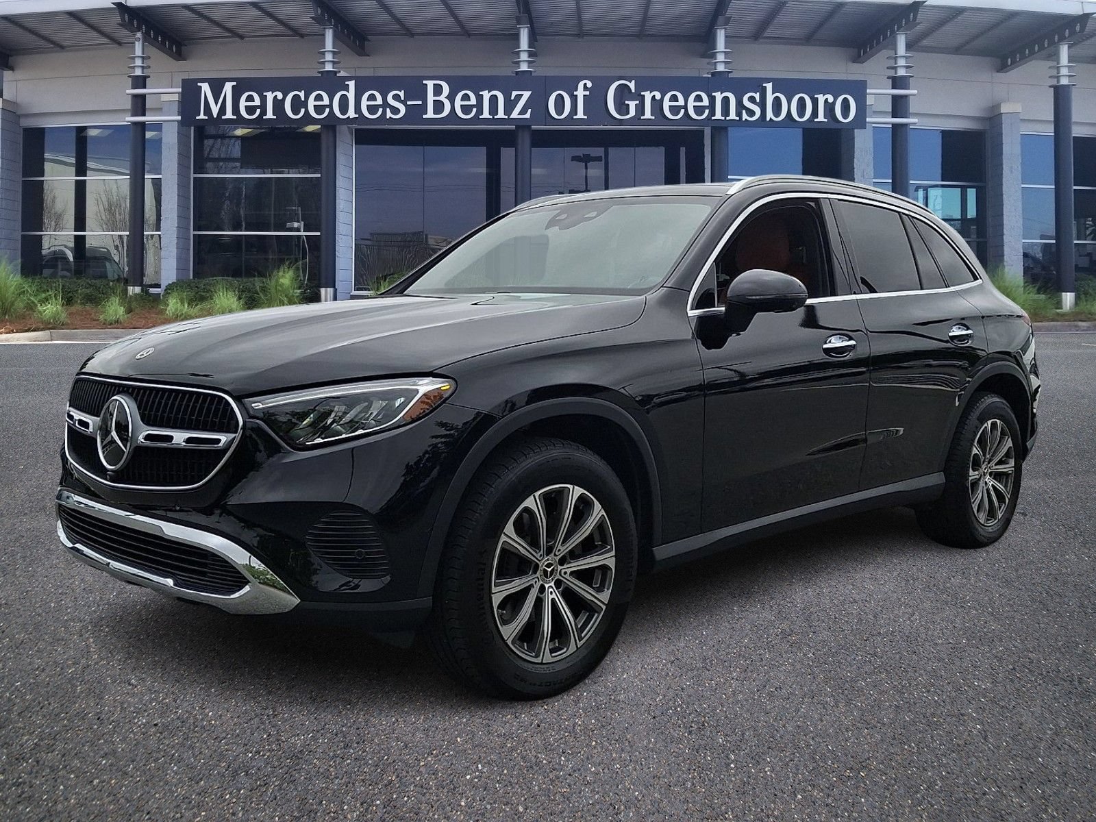 Used 2024 Mercedes-Benz GLC 300 4MATIC image 3