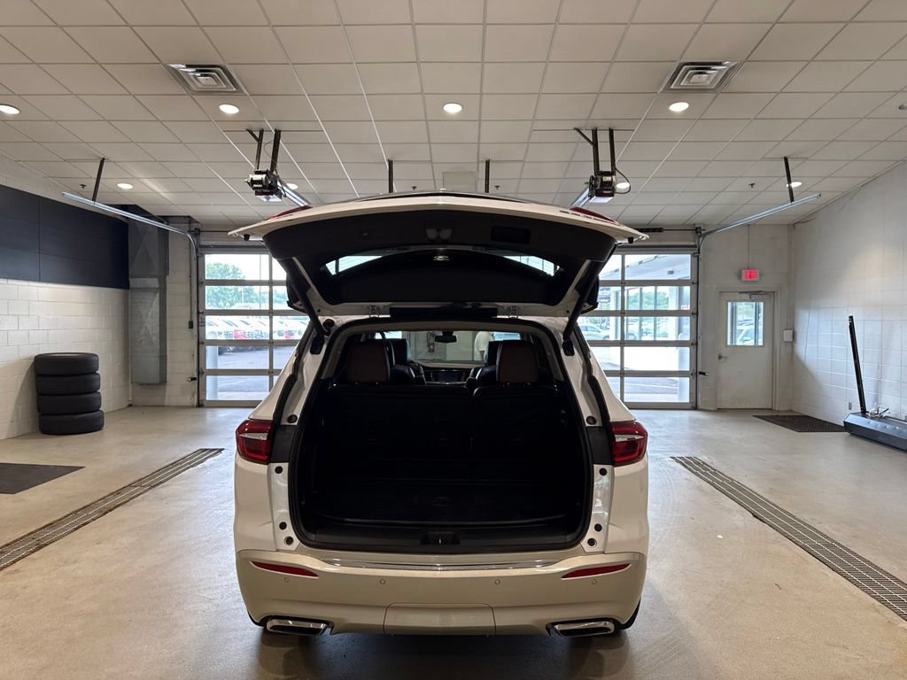 Used 2018 Buick Enclave Avenir w/ Avenir Technology Package AWD/4WD image 16