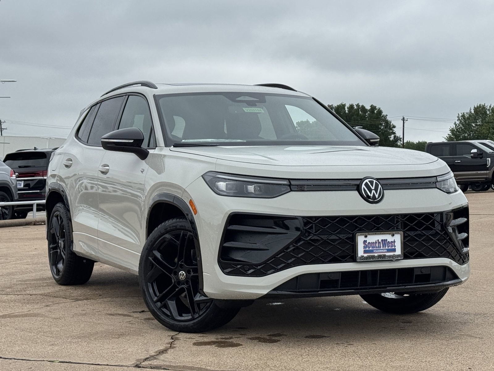 New 2026 Volkswagen Tiguan SE R-Line FWD image 2