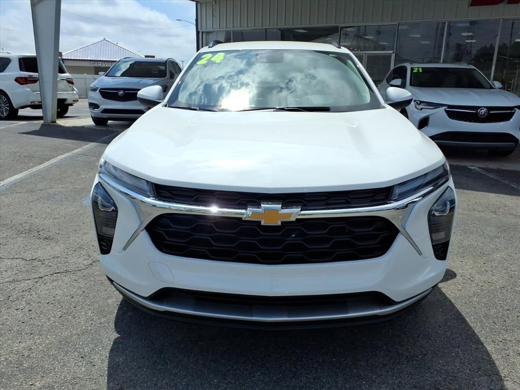 Used 2024 Chevrolet Trax LT w/ Driver Confidence Package FWD image 2