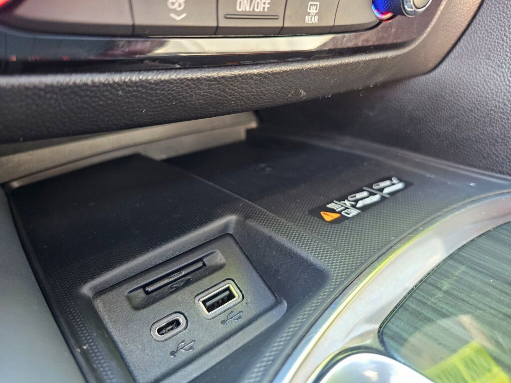 Used 2023 Buick Enclave Essence image 38