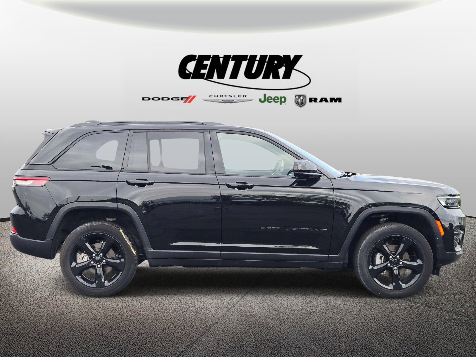 Used 2024 Jeep Grand Cherokee Altitude image 2