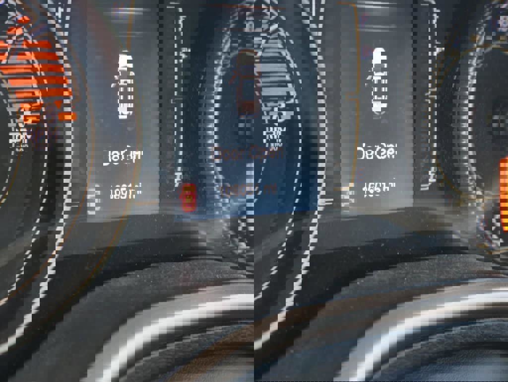 Used 2016 Jeep Cherokee Latitude w/ Comfort/Convenience Group image 19