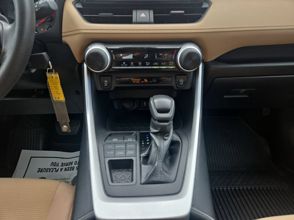 Used 2022 Toyota RAV4 LE AWD/4WD image 12