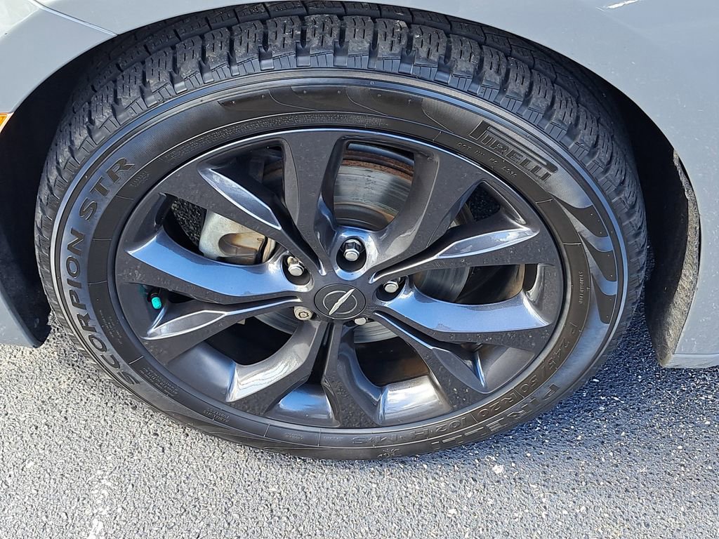 Used 2020 Chrysler Pacifica Touring-L w/ S Appearance Package image 6