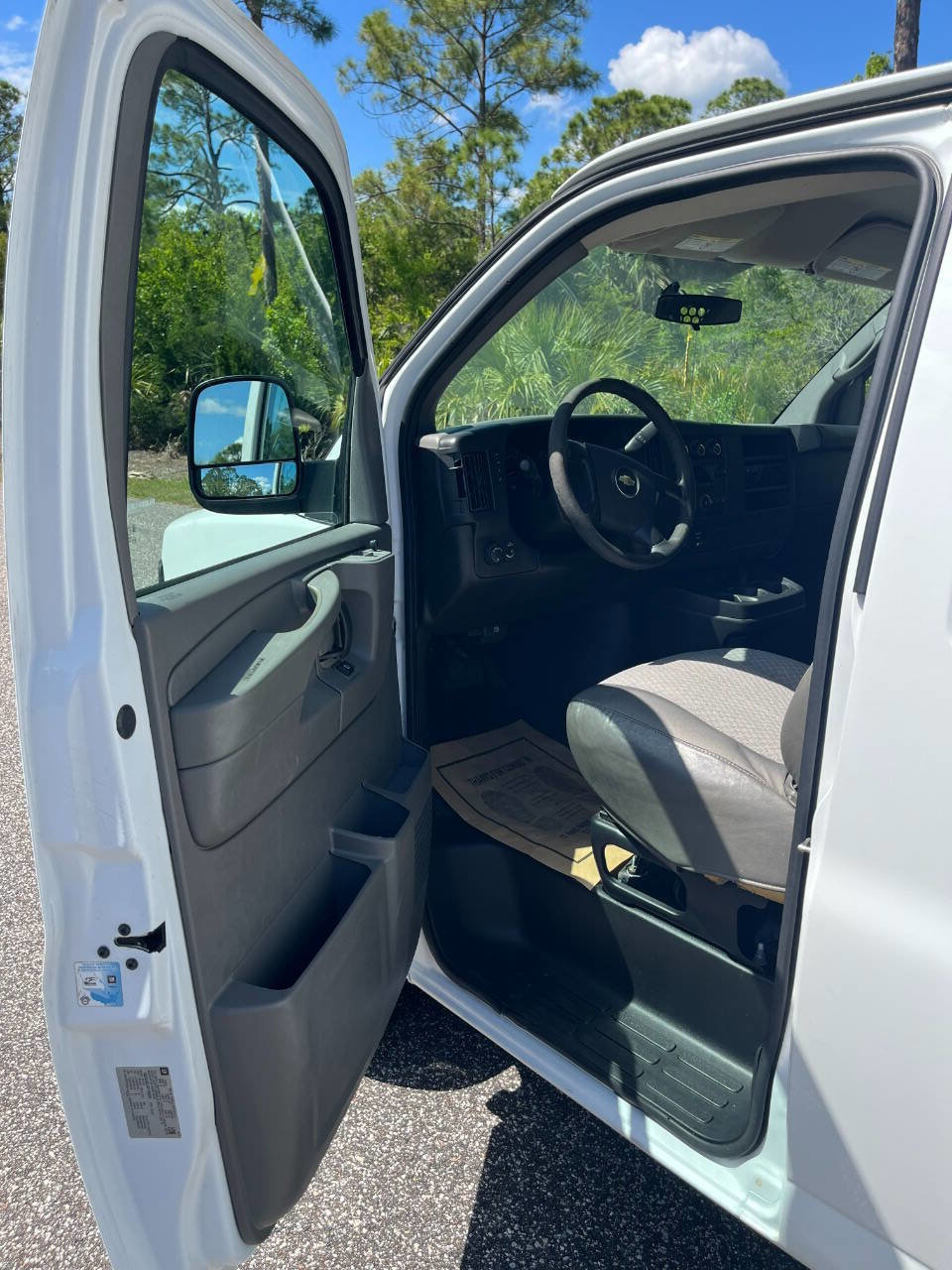 Used 2013 Chevrolet Express 3500 Extended RWD image 9