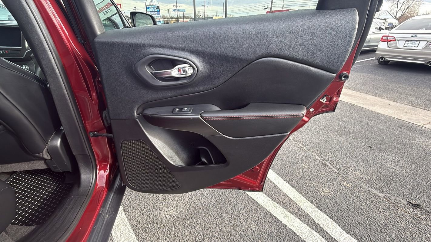 Used 2019 Jeep Cherokee Trailhawk w/ Cold Weather Group image 15