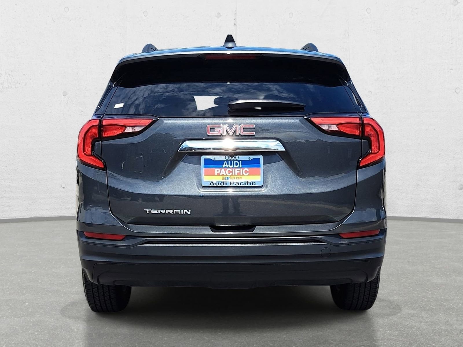 Used 2018 GMC Terrain SLE w/ Driver Convenience Package FWD image 6