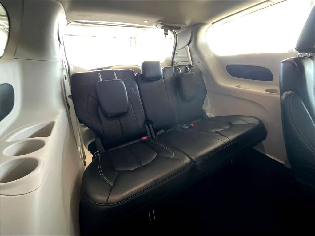Used 2023 Chrysler Pacifica Touring-L FWD image 17