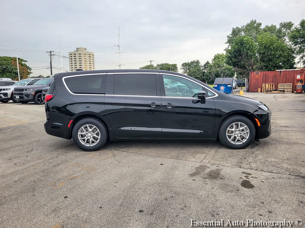 New 2027 Chrysler Pacifica Select w/ Family Tech Group FWD image 16