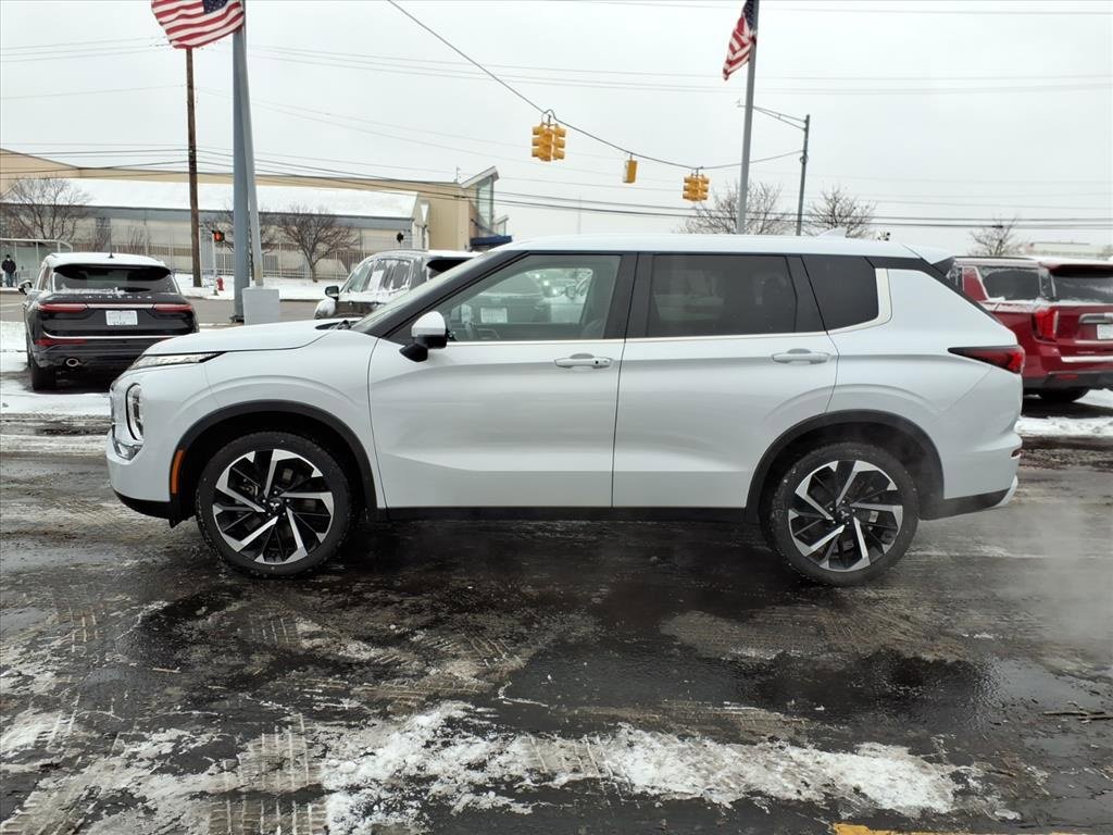 Used 2024 Mitsubishi Outlander SE image 4