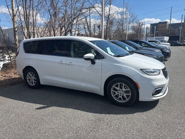 Used 2023 Chrysler Pacifica Touring-L image 6