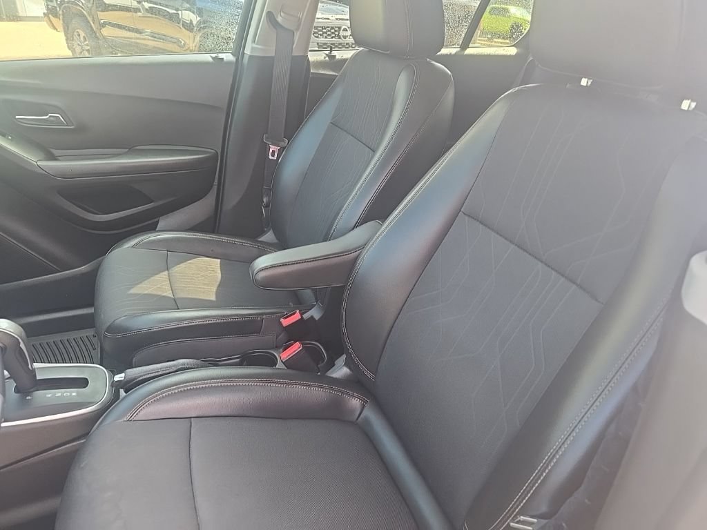 Used 2017 Chevrolet Trax LT w/ LT Convenience Package FWD image 9