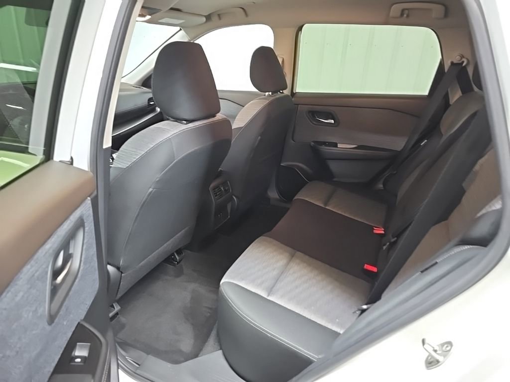 Used 2023 Nissan Rogue SV image 30