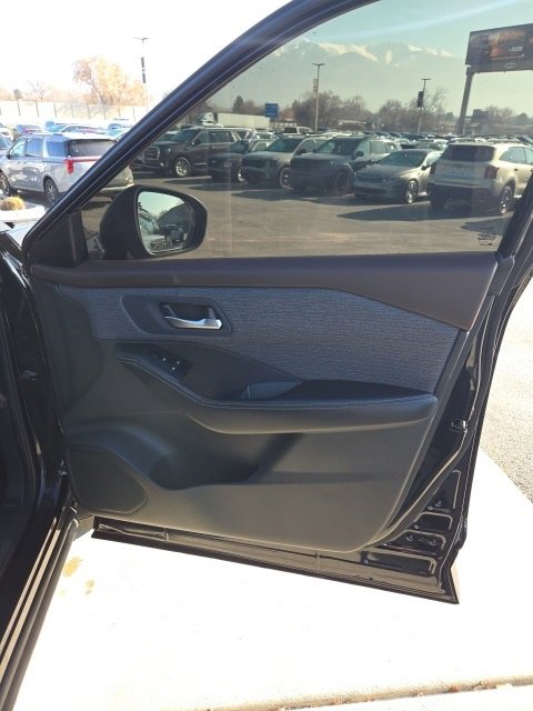 Used 2022 Nissan Rogue SV image 32