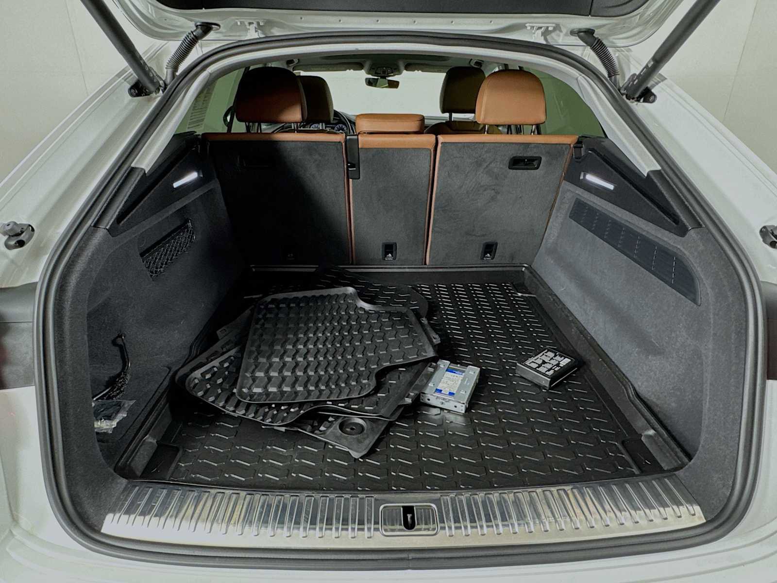 Used 2023 Audi Q8 Premium w/ Convenience Package image 25