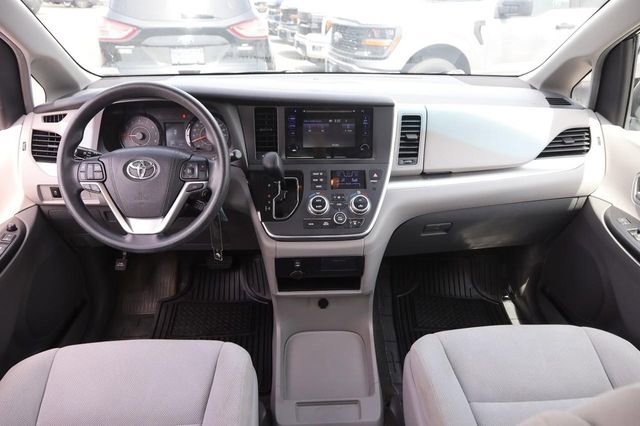 Used 2017 Toyota Sienna L FWD image 18