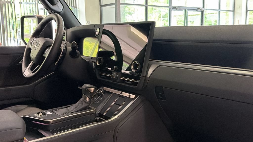 Used 2024 Lexus GX 550 w/ Accessory Package (2T) AWD/4WD image 13
