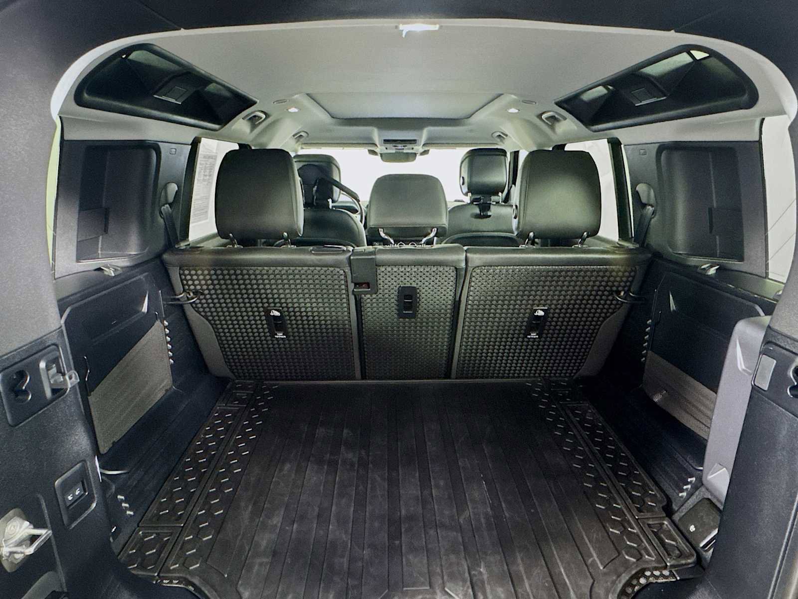 Used 2025 Land Rover Defender 110 S image 28