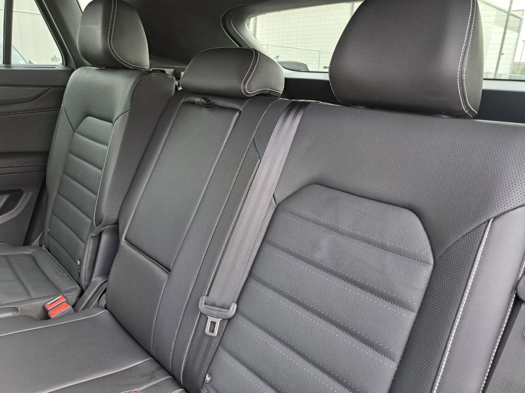 Used 2025 Volkswagen Atlas Cross Sport SEL R-Line image 24