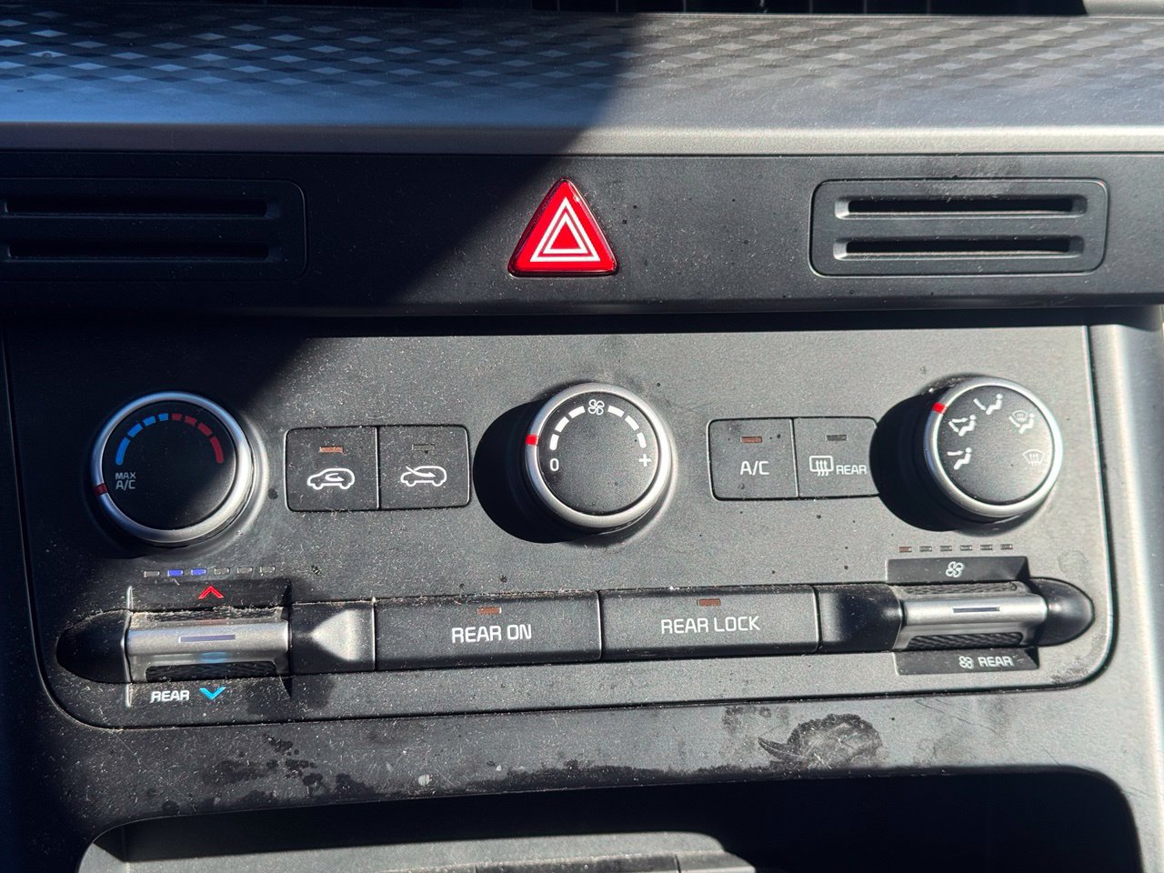 Used 2024 Kia Carnival LX FWD image 11