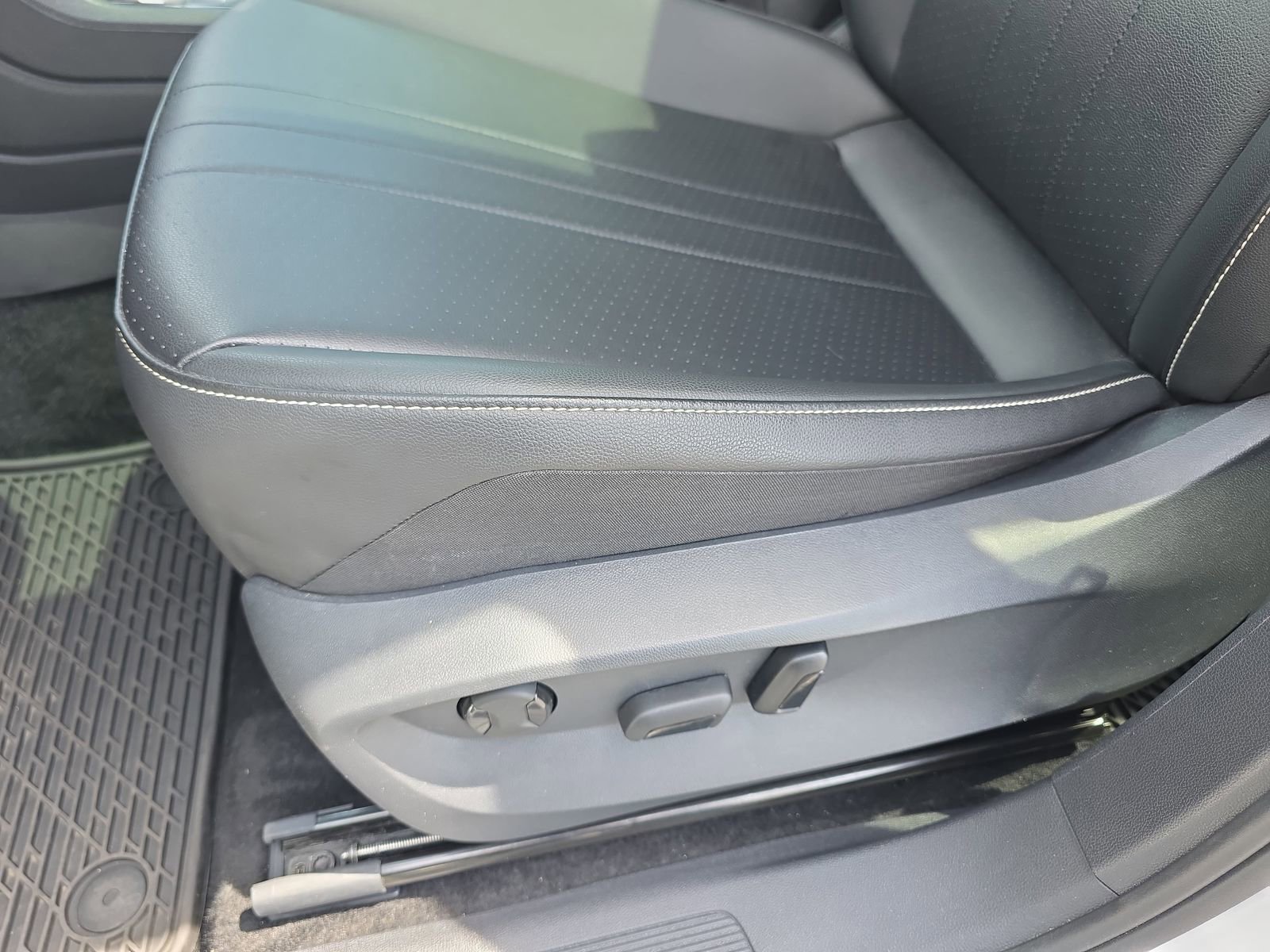 Used 2024 Volkswagen Tiguan SE w/ Panoramic Sunroof Package FWD image 29