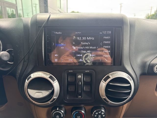 Used 2011 Jeep Wrangler Unlimited Sahara w/ Connectivity Group AWD/4WD image 15