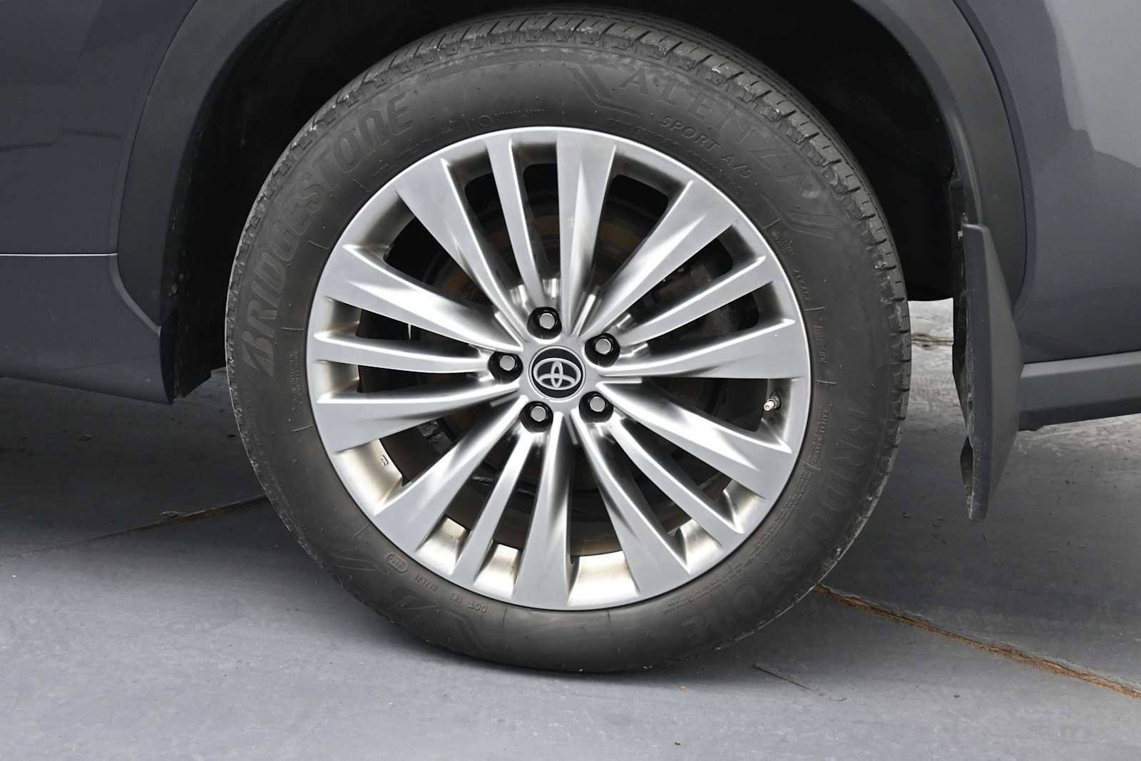Used 2024 Toyota Highlander Platinum AWD/4WD image 5
