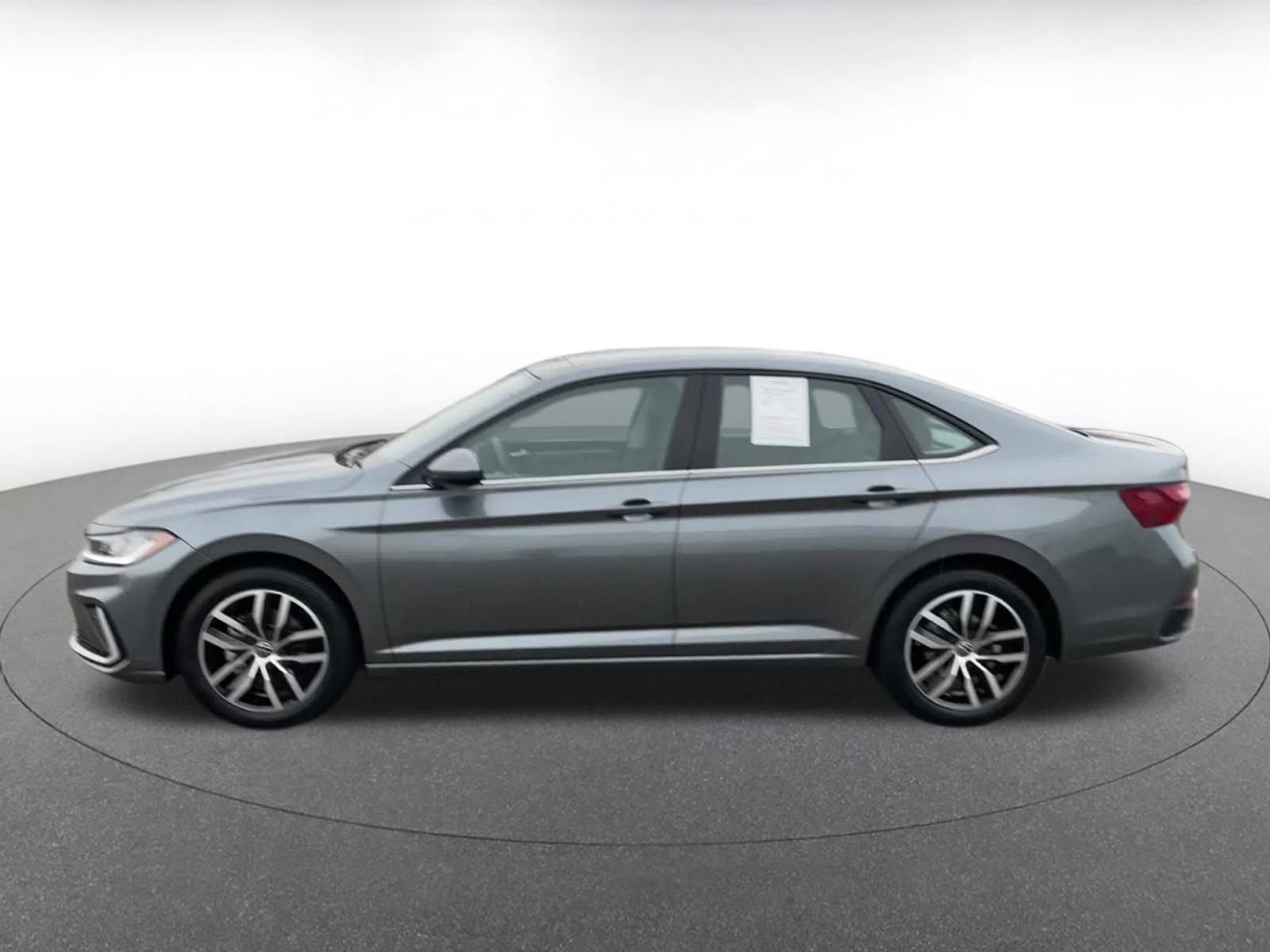Used 2025 Volkswagen Jetta SE image 9