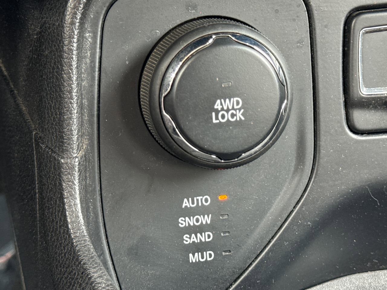 Used 2015 Jeep Renegade Latitude AWD/4WD image 29