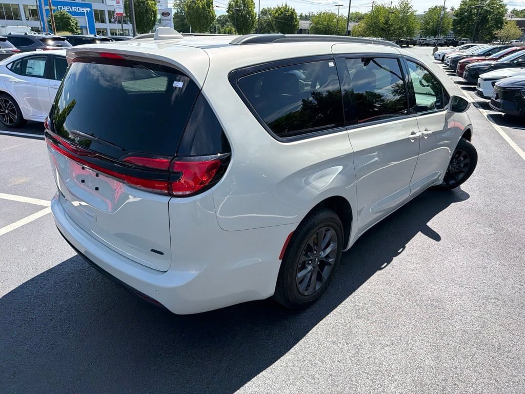 Used 2021 Chrysler Pacifica Touring-L w/ S Appearance Package AWD/4WD image 5