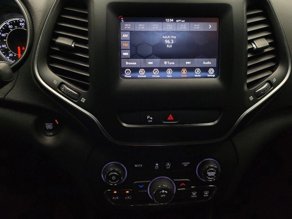 Used 2019 Jeep Cherokee Latitude Plus w/ Cold Weather Group AWD/4WD image 25
