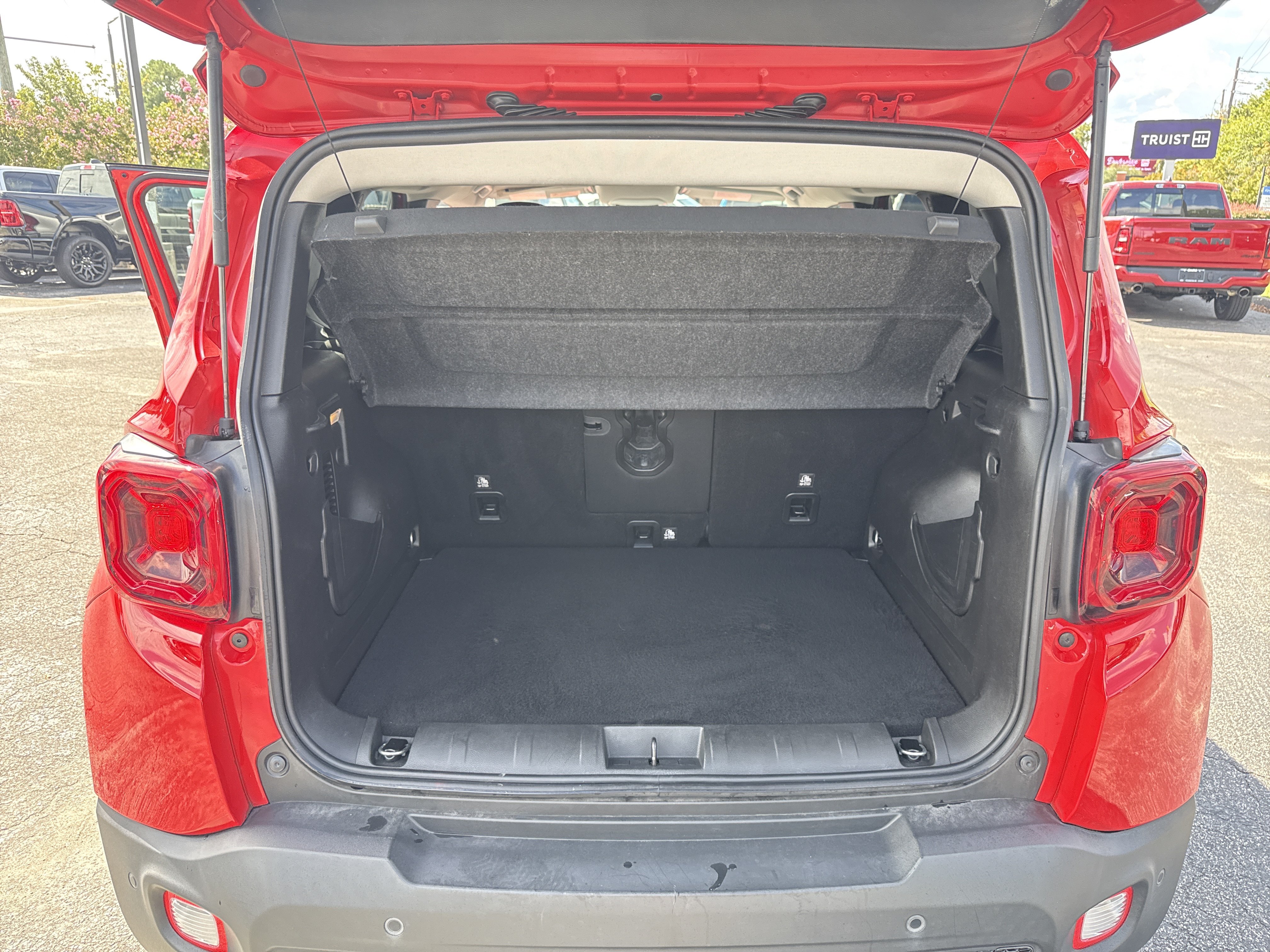 Used 2021 Jeep Renegade Latitude w/ Luxury Group I AWD/4WD image 32